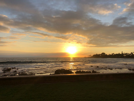 Den ALOHA Spirit am Strand auf Hawai'i bei Sonnenuntergang genießen.